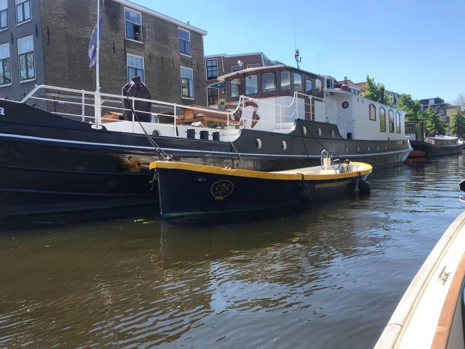 Leiden: Private Grachtenfahrt mit Getränken und Snacks