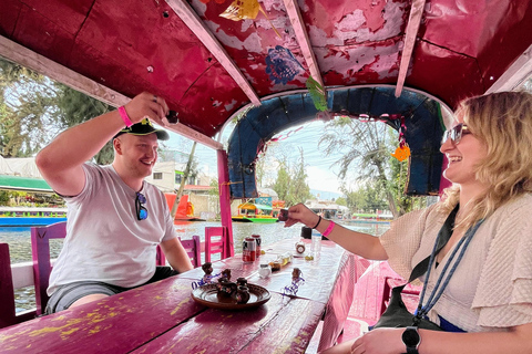 Xochimilco : visite en bateau traditionnel, culture et plaisir.