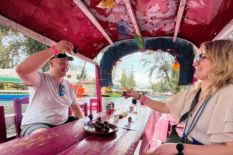 Xochimilco : visite en bateau traditionnel, culture et plaisir.