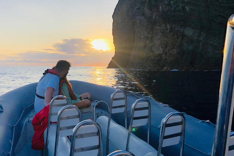 Isla Terceira : Excursión en barco al atardecer con bebida localPuesta de Sol en Barco en la Isla Terceira