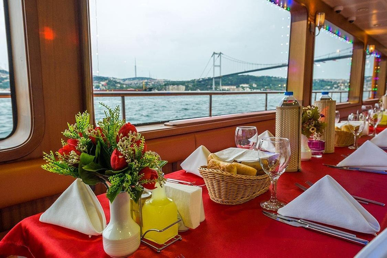 Istanbul: Bosphorus Dinner Cruise with Turkish Show