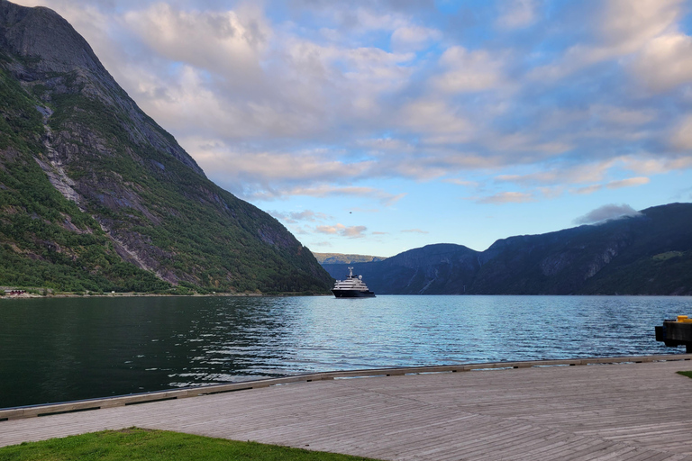 Bergen: Hardangerfjord, Vøringsfossen & Sky Bridge Adventure