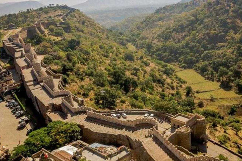 Visite de la ville d'Udaipur avec transfert à Jodhpur le lendemain