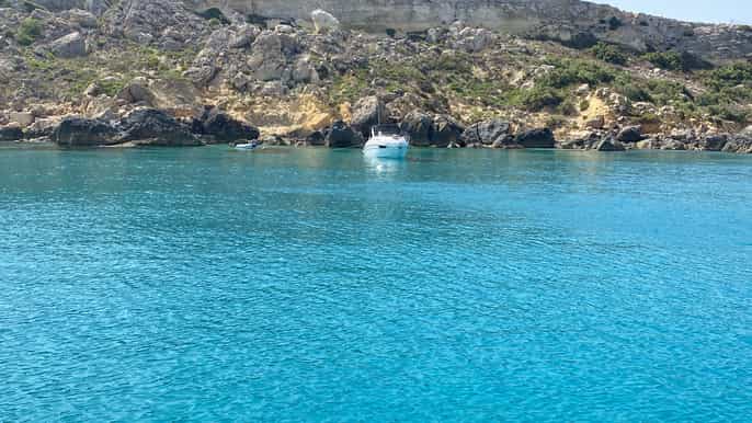 Alquiler de embarcación de lujo en la laguna Azul y las bahías cercanas