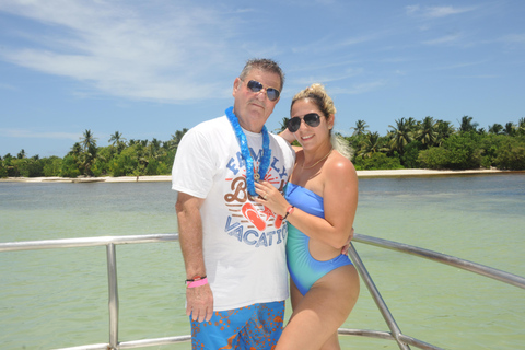 Sosúa: Catamaran Cruise with Snorkeling, Open Bar & Lunch
