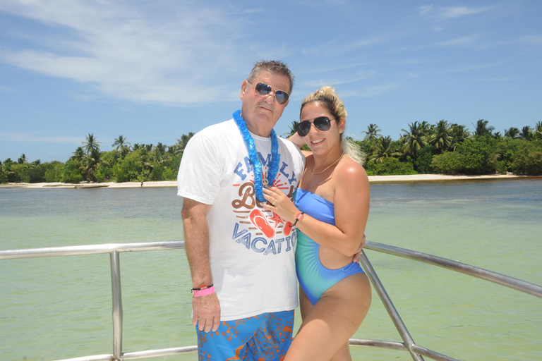 Sosúa: Catamaran Cruise with Snorkeling, Open Bar & Lunch