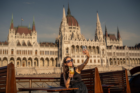 Budapest: Historisk kryssning med välkomstdrinkHistorisk kryssning dagtid med Tokaj Premium Frizzante