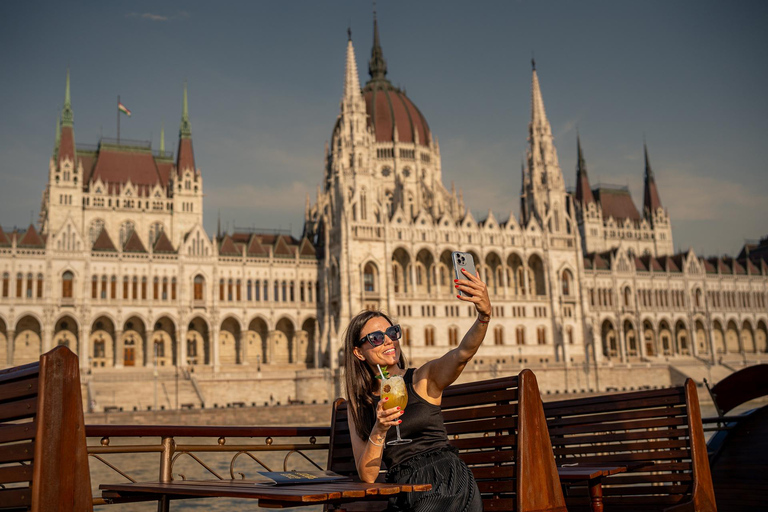 Budapest: Historic Cruise with Welcome DrinkHistorical Daytime Cruise with Tokaj Premium Frizzante