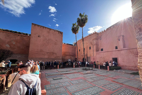 Marrakech arv: Saadiska gravar, Bahia Palace &amp; Medina TourDelad tur från mötesplats (utan inträdesbiljetter)
