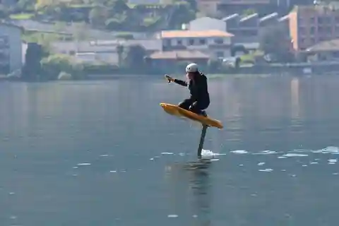 Experimente o Efoil - Aula de E-foil no Lago Como em Lecco (Iniciante)
