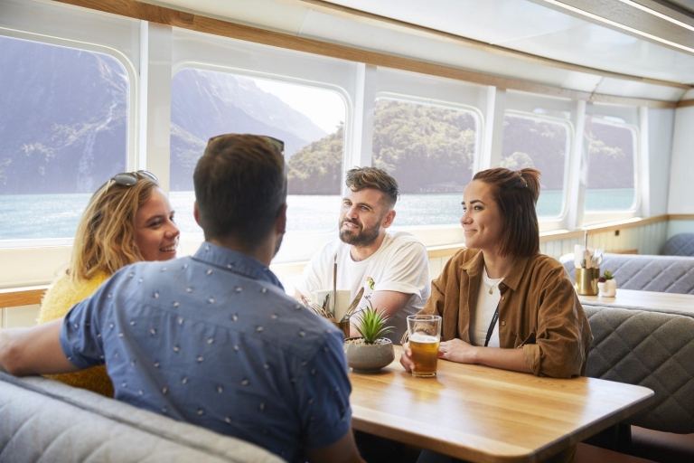 Milford Sound: wycieczka autokarowa i rejsowa z QueenstownWyjazd z centralnego miejsca spotkania Queenstown