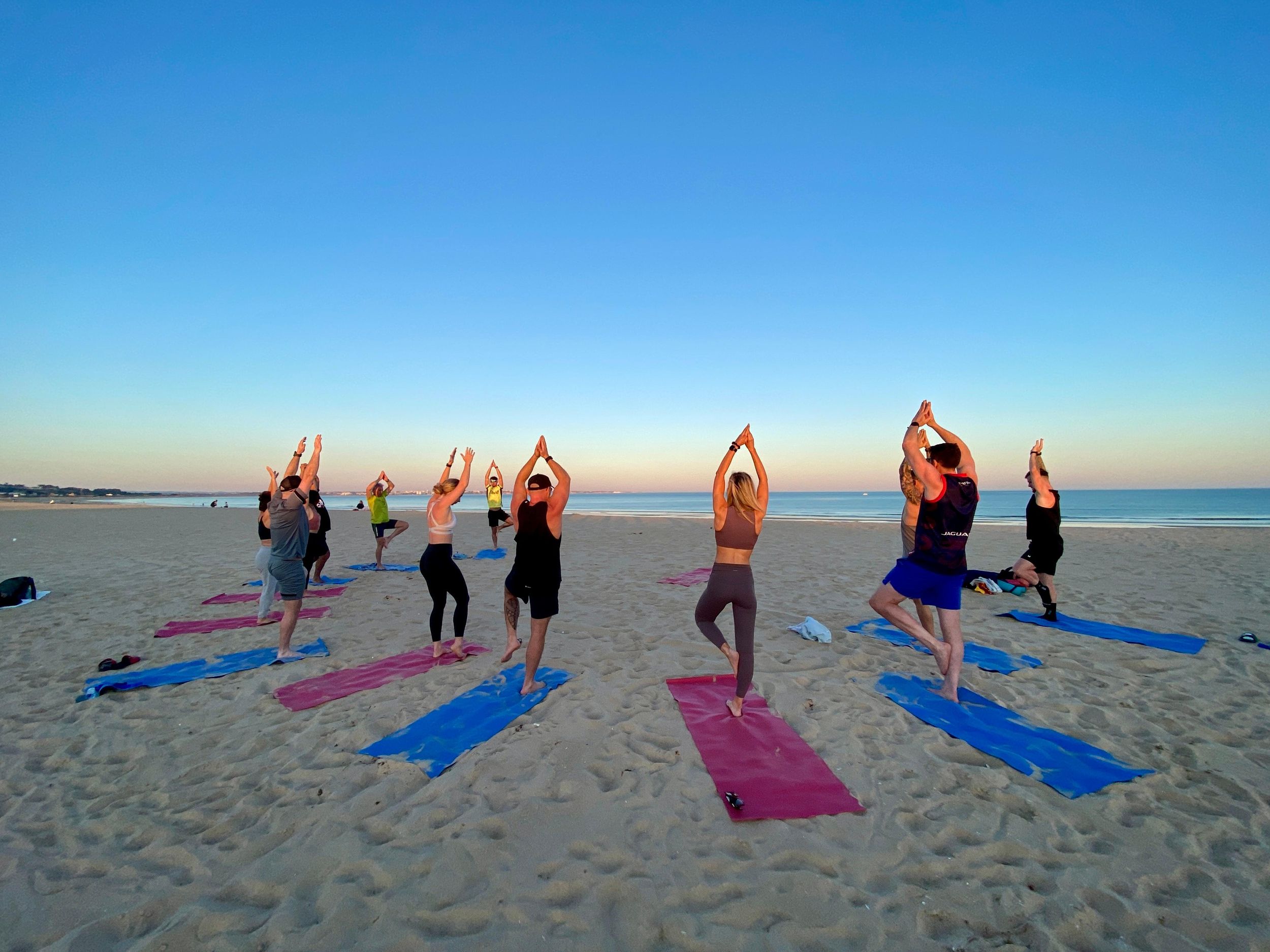 Morgendliches Yoga am Strand Praia de Carcavelos von el Sol – Lifestyle