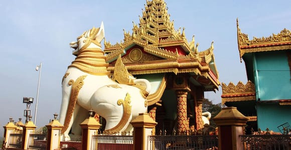 Von Mumbai aus: Tagestour zur Global Pagoda und den Kanheri-Höhlen