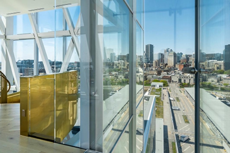 Montréal : Entrée de la tour de verre du port de Montréal avec expositionsMontréal : Entrée de la tour du port de Montréal avec expositions