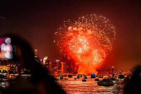 NYC: 4. Juli Feuerwerk Party Cruise mit Dinner & Drinks