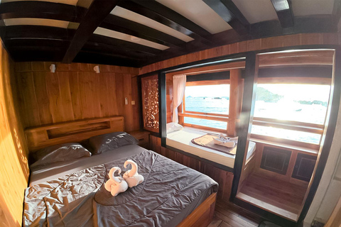Lombok to Komodo 4D3N Sailing Adventure Gili Room: Queen bed + 2x Single bunkbed