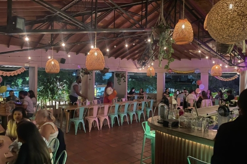 El Poblado: dachy, lokalne bary i kluby w MedellínWycieczka po nocnym życiu El Poblado: Dachy i lokalne kluby