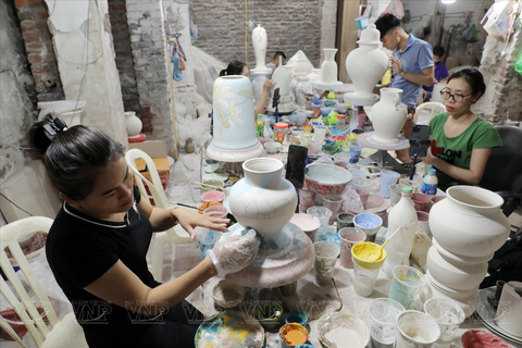 Hanoi: Bat Trang Ceramic Village Private Tour with Lunch