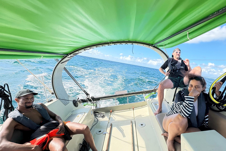 半天帆船之旅，在瓜德罗普泻湖停留在泻湖的保护区中心地带进行半天航行，并停留