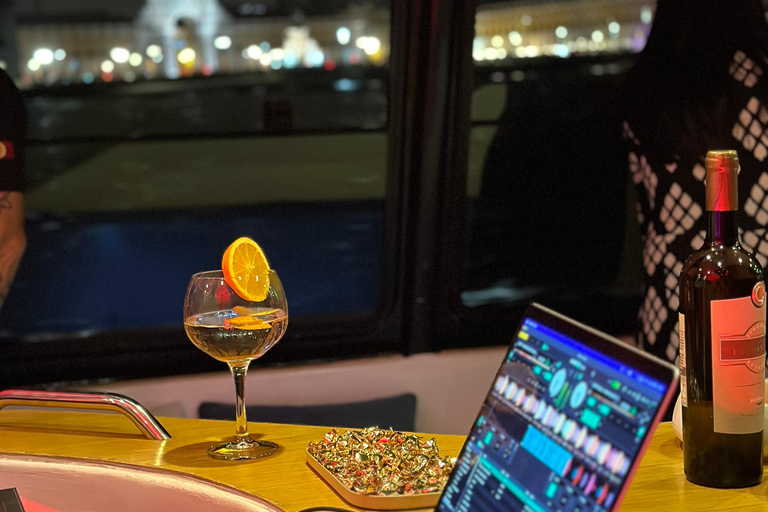 New Year’s Eve Luxury Boat – DJ, Buffet & Open Bar