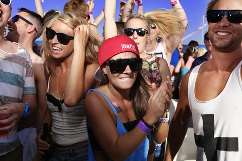 Ibiza Sunset Boat Party met 3 uur open bar + toegang tot 3 clubsIbiza: The Floating Club met drankjes, maaltijd en toegang tot het strand