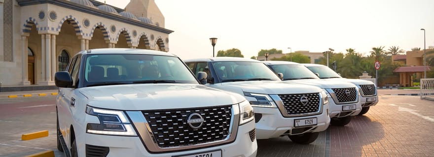 Location d'un SUV moderne privé avec chauffeur à Dubaï