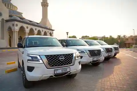 運転手付きドバイのモダンなプライベート SUV レンタル