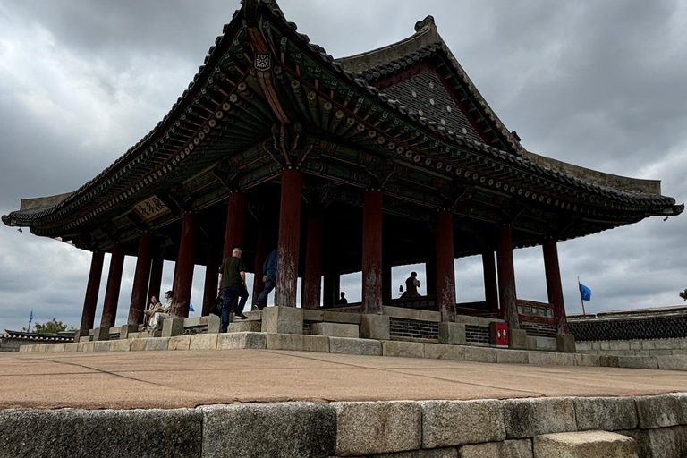 Seul: passeio histórico e gastronómico por Suwon com chá e sobremesa reais