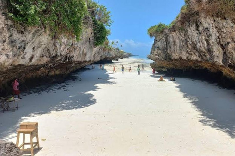 Zanzibar: wycieczka do lasu Jozani, jaskini Salaam i plaży MtendeWycieczka 1-dniowa z odbiorem z hotelu