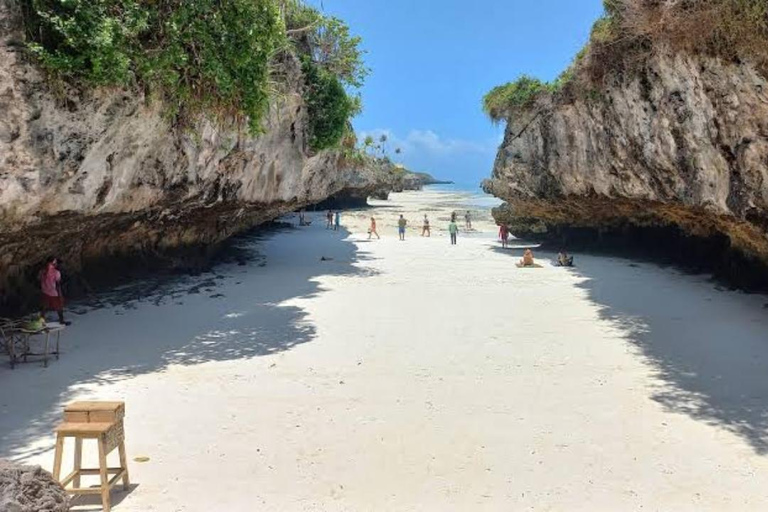 Zanzibar: wycieczka do lasu Jozani, jaskini Salaam i plaży MtendeWycieczka 1-dniowa z odbiorem z hotelu