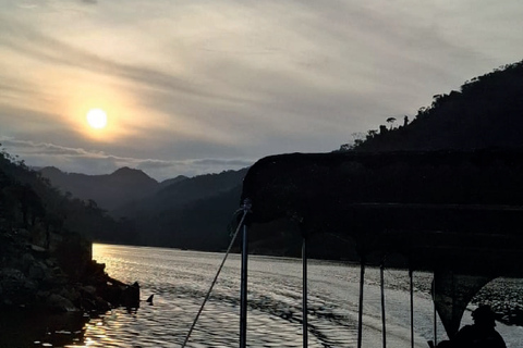 Embalse Amaní: Day Trip with Boat Ride, Kayak and Lunch