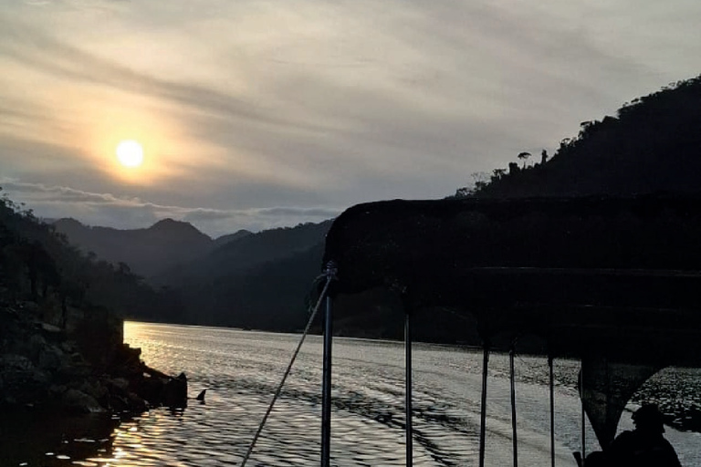 Embalse Amaní: Day Trip with Boat Ride, Kayak and Lunch