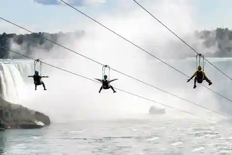 Epic Daredevil Tour z zjazdem na linie, lotem helikopterem i przejażdżką łodzią motorową