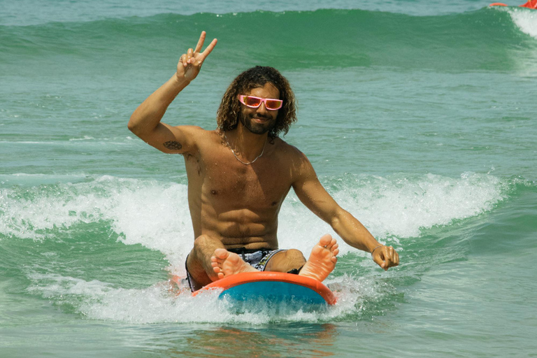 Tel Aviv: Uthyrning av surfbräda eller boogieboard på Beach ClubUthyrning av boogiebrädor