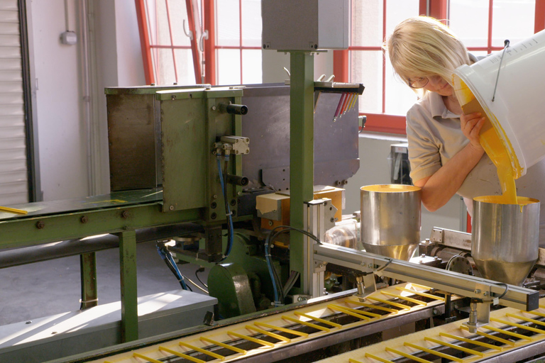 Visita pública guiada: Produção de "lápis de madeira".Visita pública guiada (alemão): Produção "Canetas de madeira"