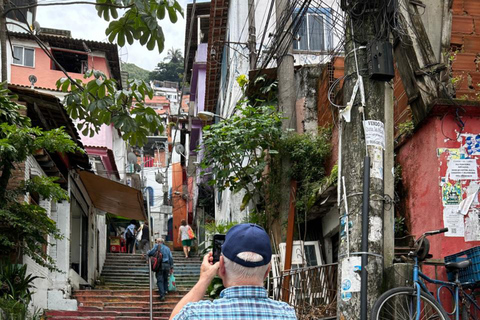 Rio de Janeiro: Tour della Favela di Santa Marta con guida localeRio de Janeiro: Tour della Favela Santa Marta con guida locale