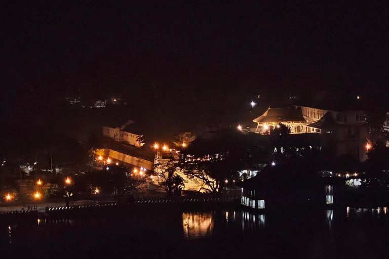 Kandy: Night Tour with Boat Safari, Cultural Show & Temples