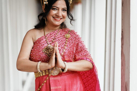 Traditional Thai Makeover, hairdo & Photoshoot at Wat Arun Traditional Makeover & Photoshoot at Wat Arun