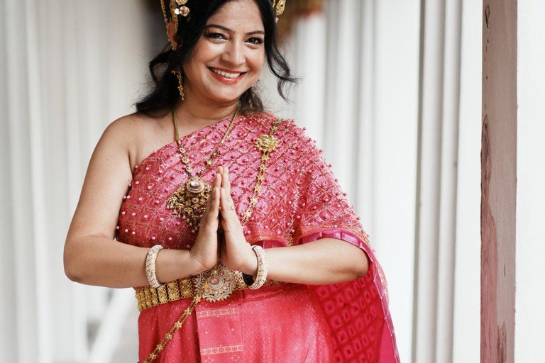 Traditional Thai Makeover, hairdo & Photoshoot at Wat Arun Traditional Makeover & Photoshoot at Wat Arun