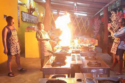 Krabi: Clase de Cocina en la Escuela de Cocina Thai Charm con Comida