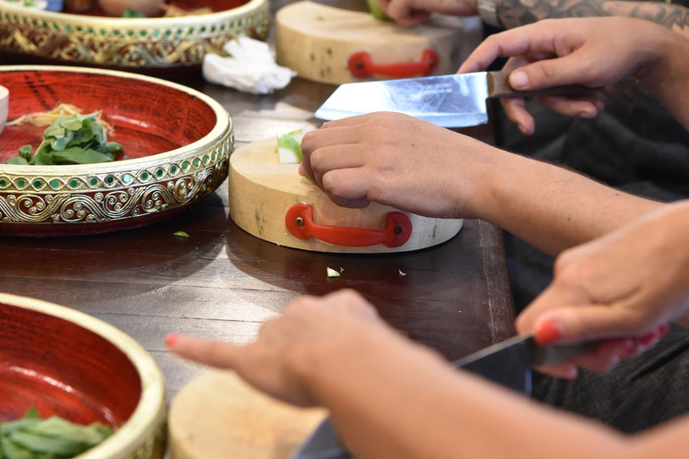 Sathon: Hands-on Thai Cooking Class & Market Tour in Bangkok