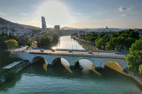 Tbilisi: Città vecchia e nuova, tour guidato della città con 12 degustazioniTour privato