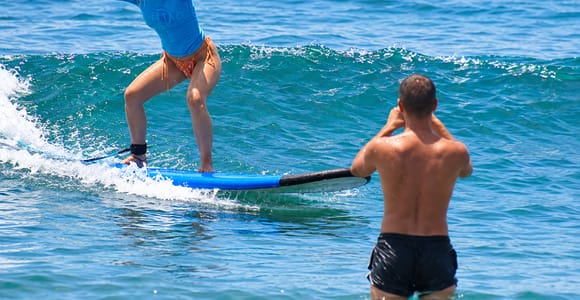 Uluwatu: Beginner & Intermediate Surf Lesson with Equipment