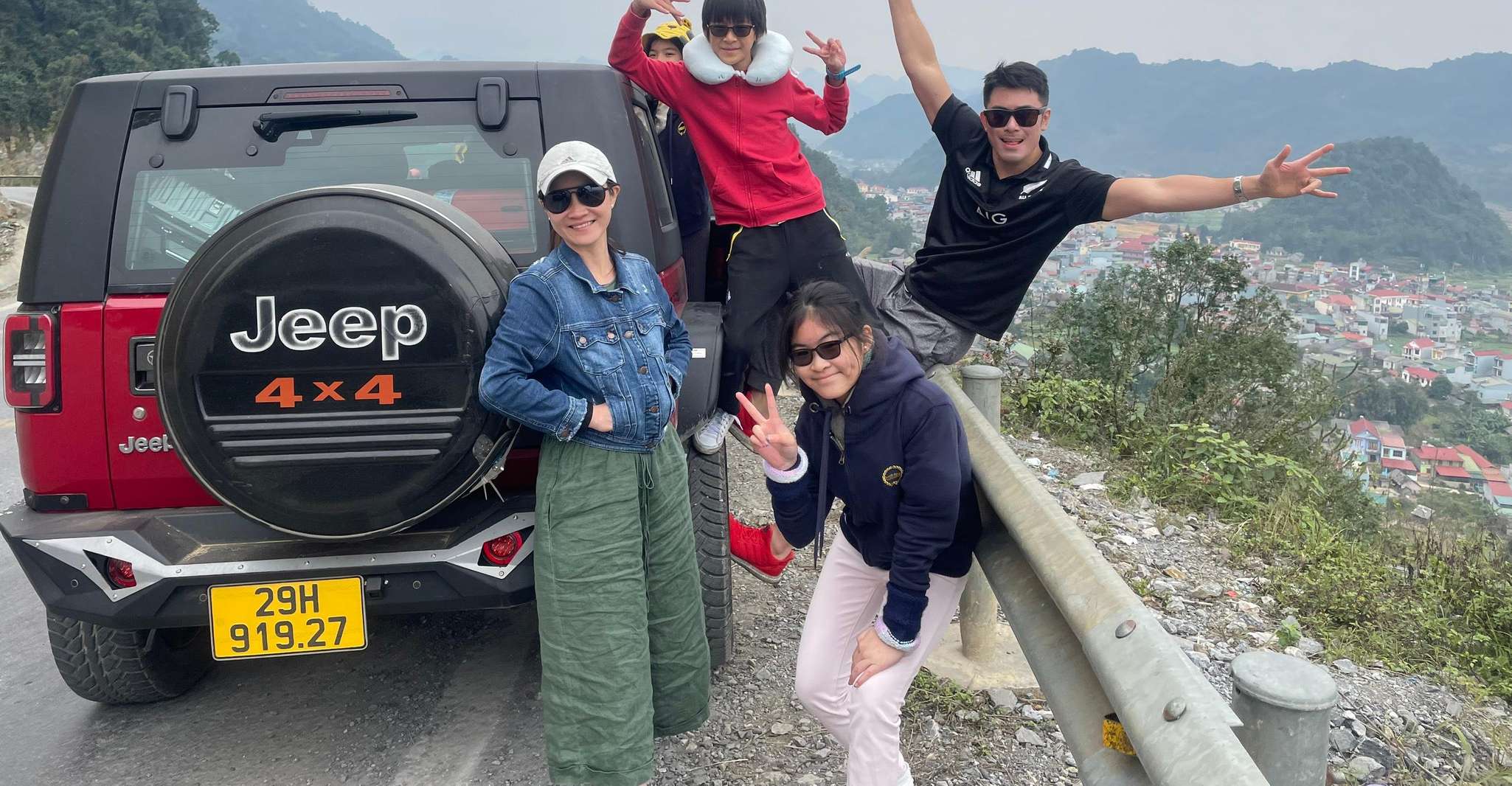 New Modern Jeep - Ha Giang Loop tour 2 days - Private room - Housity