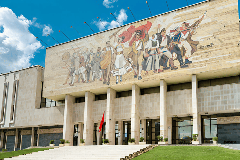 Tirana: Visita cultural con la Casa de las Hojas