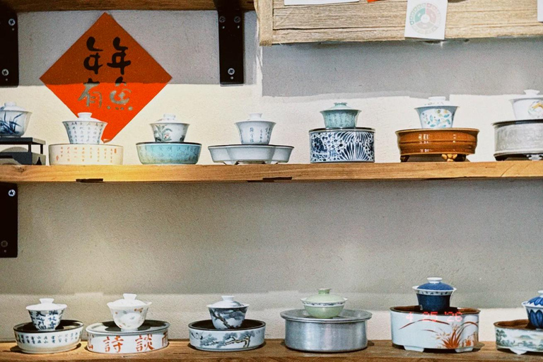 Guangzhou: Song Dynasty Tea-making Class & Hanfu Experience