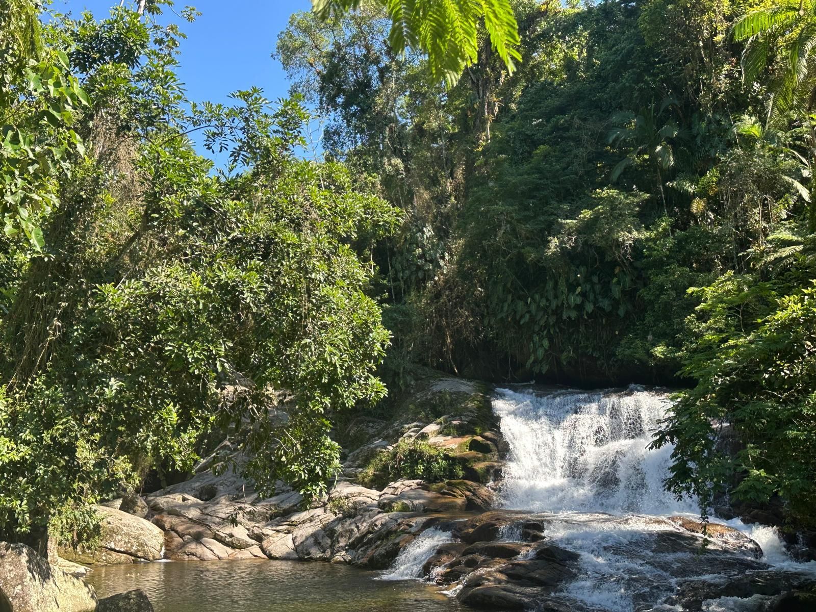 Paraty: Wasserfälle und Destillerie.