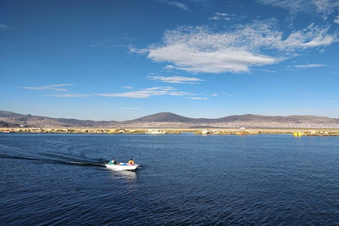 Puno: Mezza giornata sulle isole galleggianti degli Uros + Guida in spagnolo/inglese