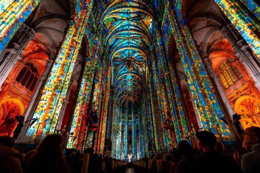 Basilika von Reims: Immersive Licht- und Ton-Show – LUMINISCENCE. Foto: GetYourGuide Basilika von Reims: Immersive Licht- und Ton-Show – LUMINISCENCE. Foto: GetYourGuide