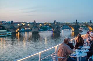 Prag: Dinner-Kreuzfahrt mit Abholung und Rücktransfer vom Hotel
